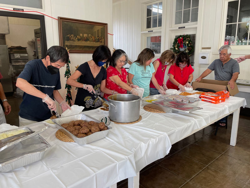 Volunteers serving meals at Keauhou Shelter