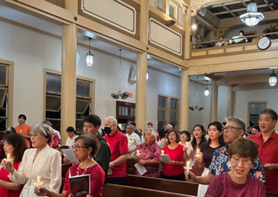 People singing carol and holding candles at Makiki-Christian-Church-Christmas-eve