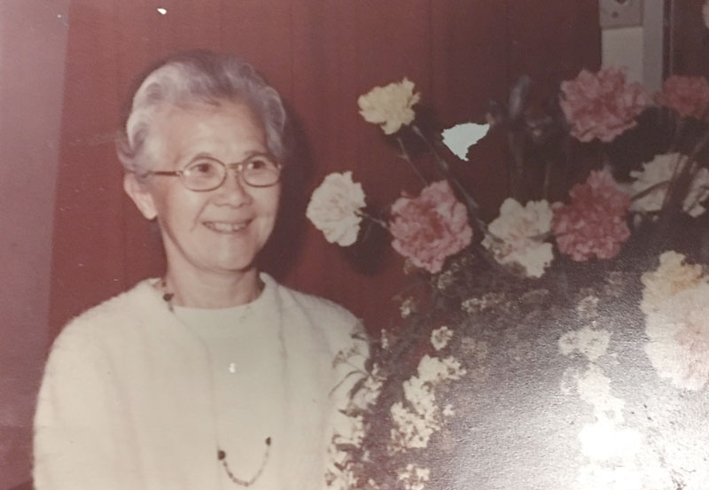 Makiki-Christian-Church-77years-old-Julia-Motoyama-with-flowers